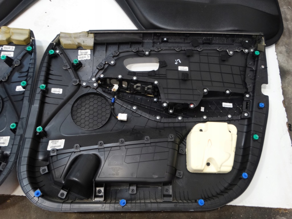 фото №8, Комплект обивка дверь kia carens iv 13-19r. europa