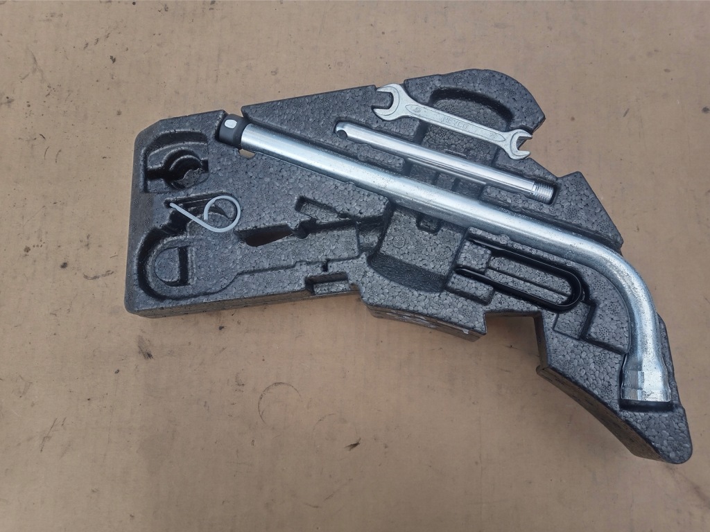 фото №1, Набір інструментів audi q7 4l0011075