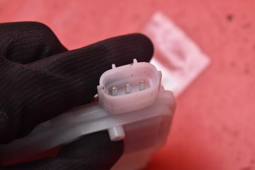 Замок кришки задній багажника toyota yaris 3 iii 5d hb рестайлінг  17-19 Недорого