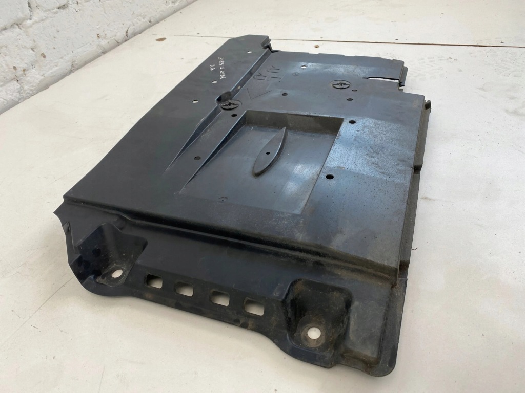 2011 toyota auris 150 накладка нижня бака пального 5816702050 Недорого