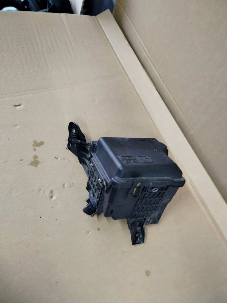 фото №1, Peugeot 208 i 2012-2019 корпус корпус коробка запобіжників 42440002