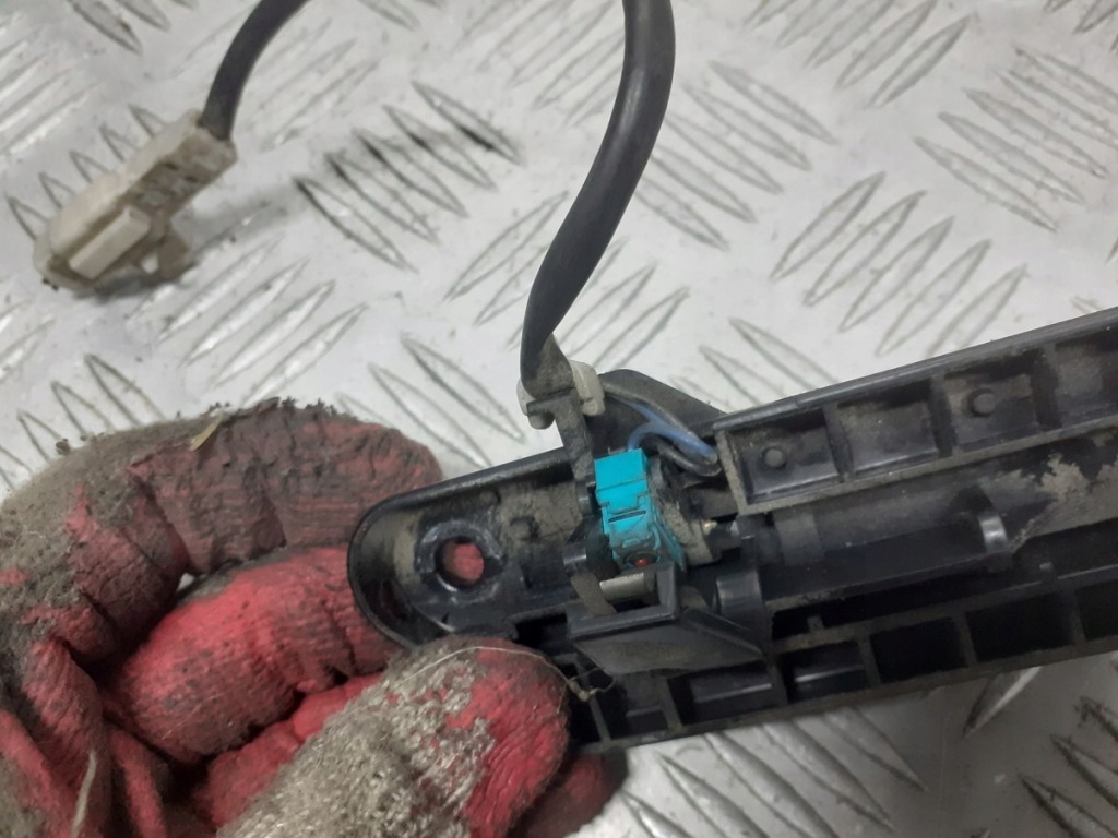 фото №3, Микровыключатель замка крышки toyota avensis verso