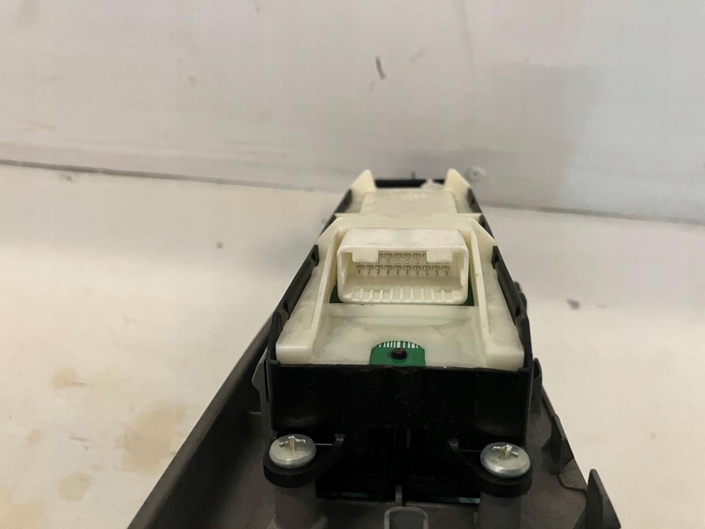 фото №9, Prius plus + кнопка переключатель окон зеркал левый перед