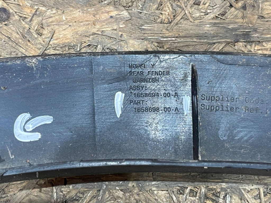 фото №12, Tesla model y 20- молдинг накладка na крыло правый задняя задняя