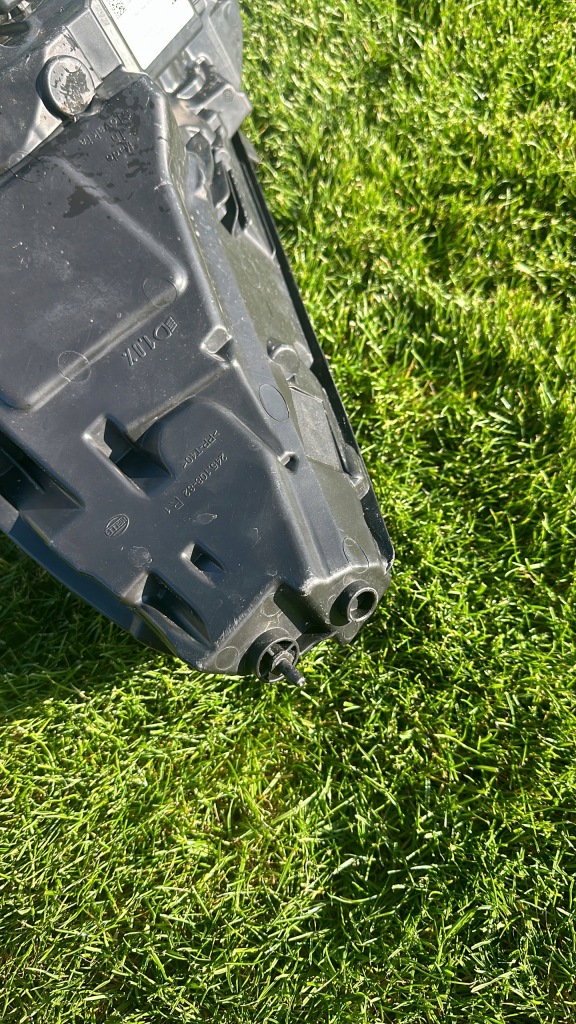 Tesla 3 рестайлінг  y 21- фара передня правий full led Зі Шроту