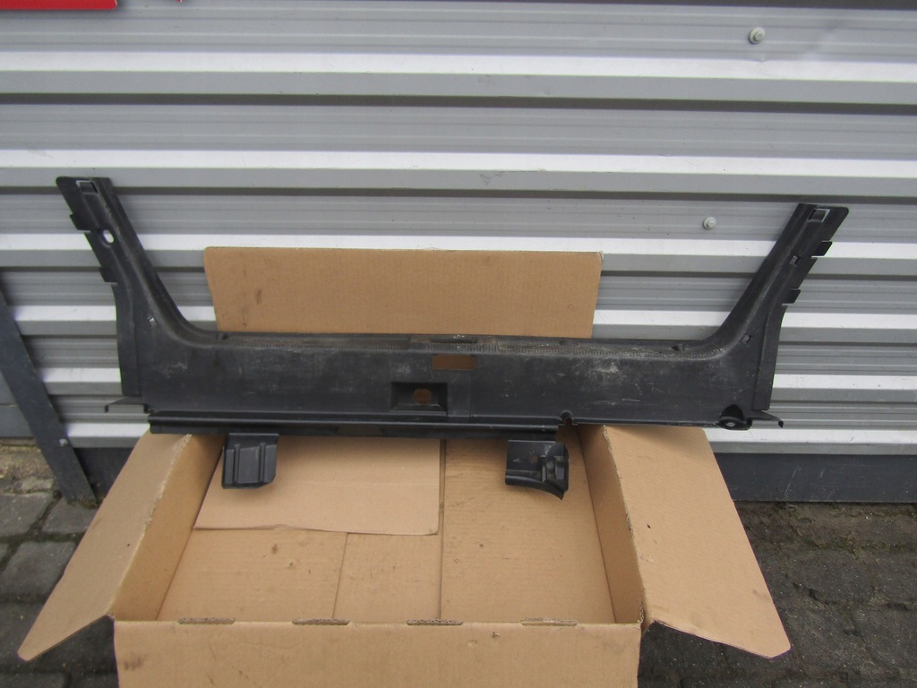 фото №1, 3 mercedes w210 98' sedan пластик захист поперечина заднього замка багажника