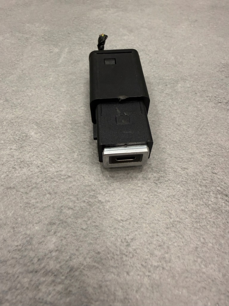 Купить Разъём port usb peugeot 9831377180