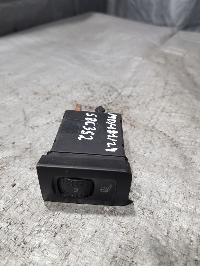 фото №1, Перемикач підігрів сидіння golf iv 1j0963564a