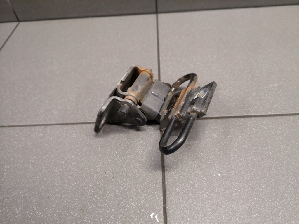 фото №1, Петля дверь левый audi a3 8l lift 4b0831411b