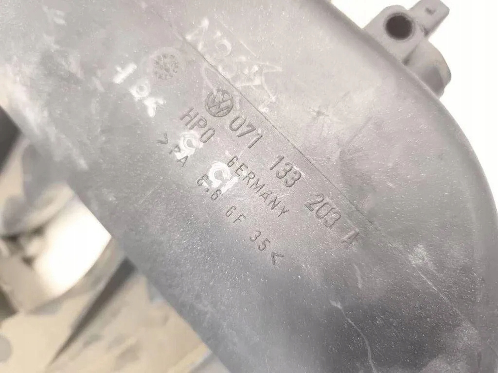 Колектор впускний  vw bora 071133203a 2.32l бензиновий 2000 Зі Шроту