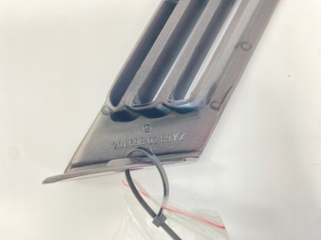 Решітка права впуск повітря кузов стійка c mercedes w201 190 2016980289 Оригінал