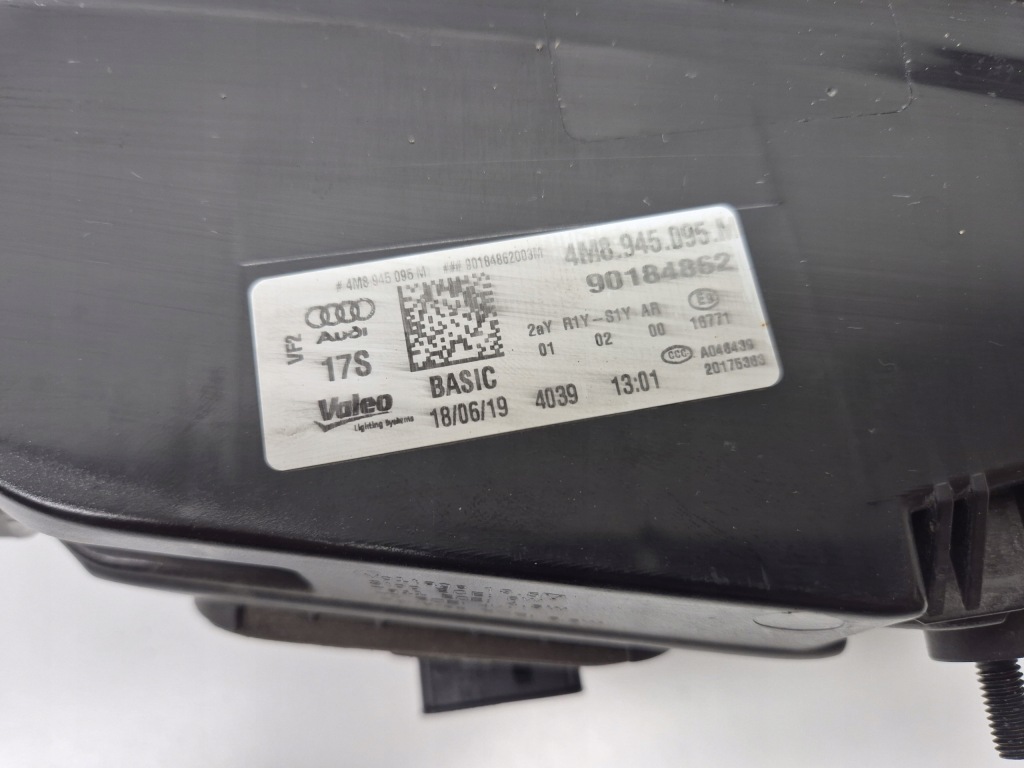 фото №11, Audi q8 4m8 накладка задняя led basic оригинал europa 4m8945095m