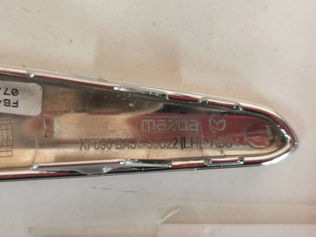 Хром решётки бампера передний mazda 3 рестайлинг  правый  1 левое  400. с Разборки