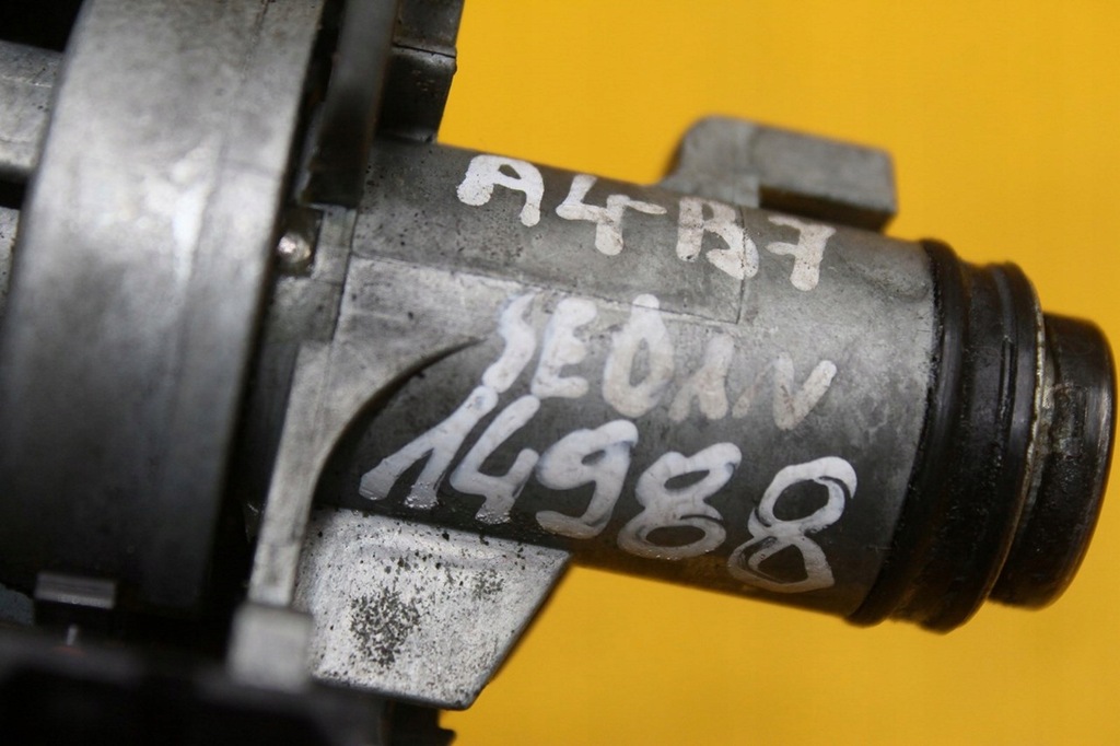 фото №10, Вкладка замка крышки задний a4 b7 8e0827573