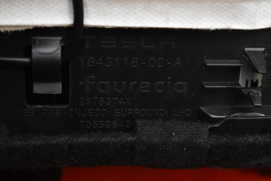 Бардачок пасажира eu 1643110-00-a tesla model y 20- Недорого