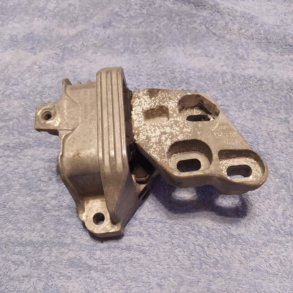 фото №1, Mercedes a klasa w176 кронштейн подушка коробки передач