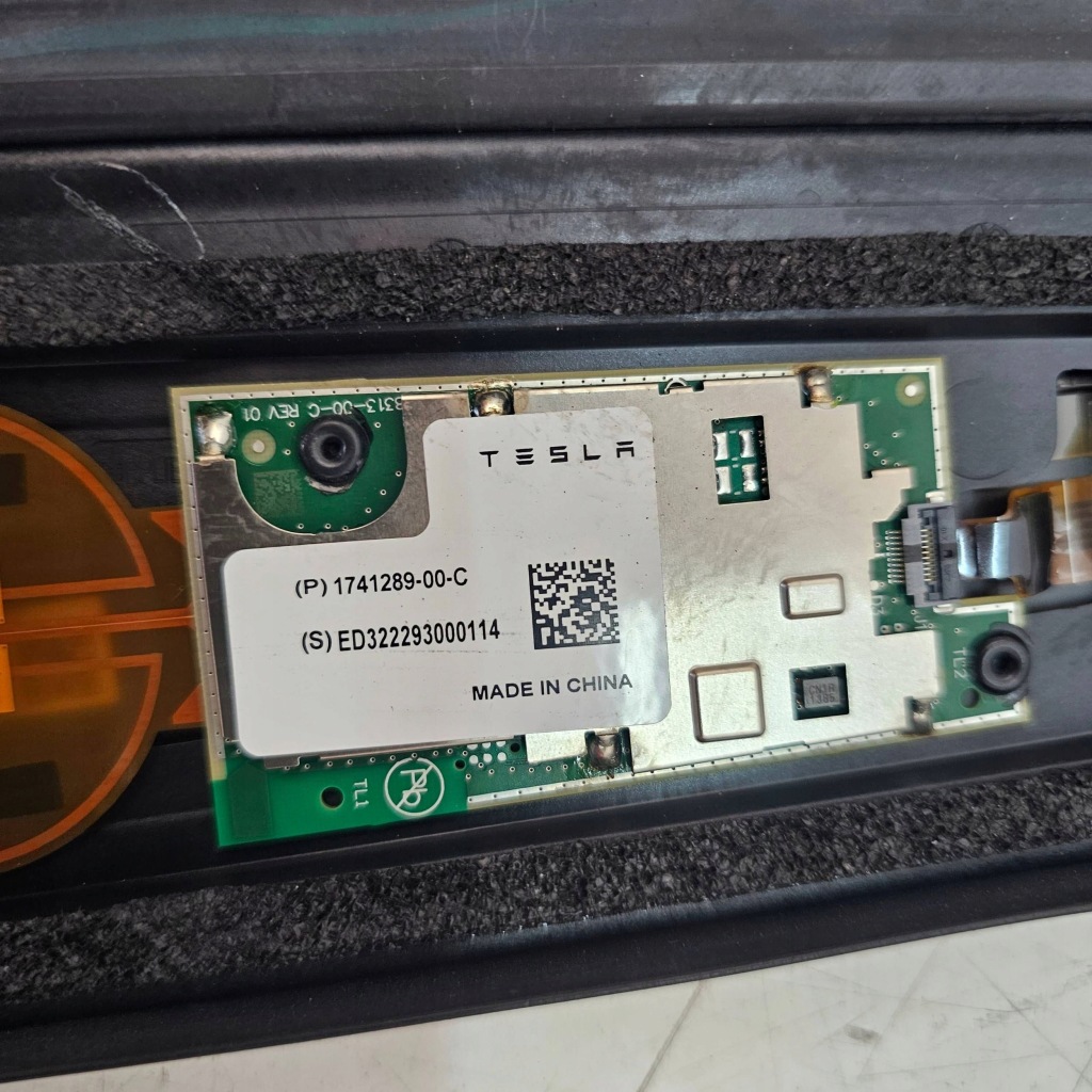 фото №12, Молдинг защита стойка камера правая tesla x plaid 2022r 1751463-00-b