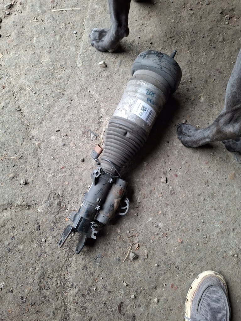 Купить Mercedes w205 амортизатор правый  перед airmatic 2053200525