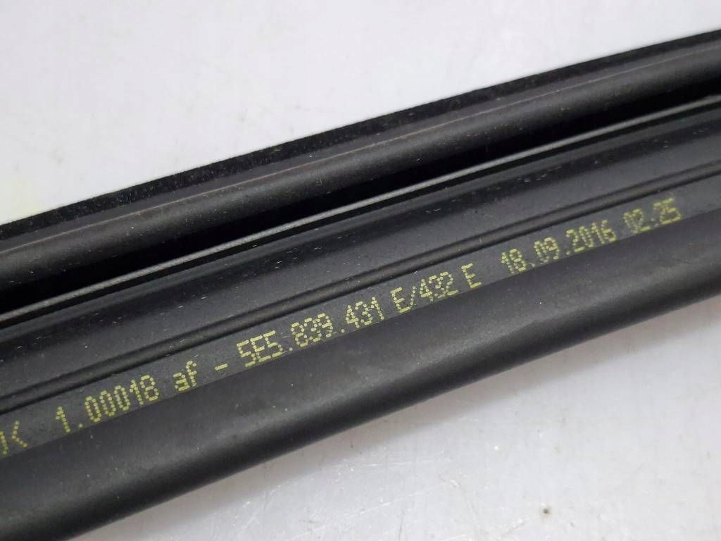 Купити Skoda octavia mk3 5e 2016 прокладка скло двері задніх правих 5e5839432