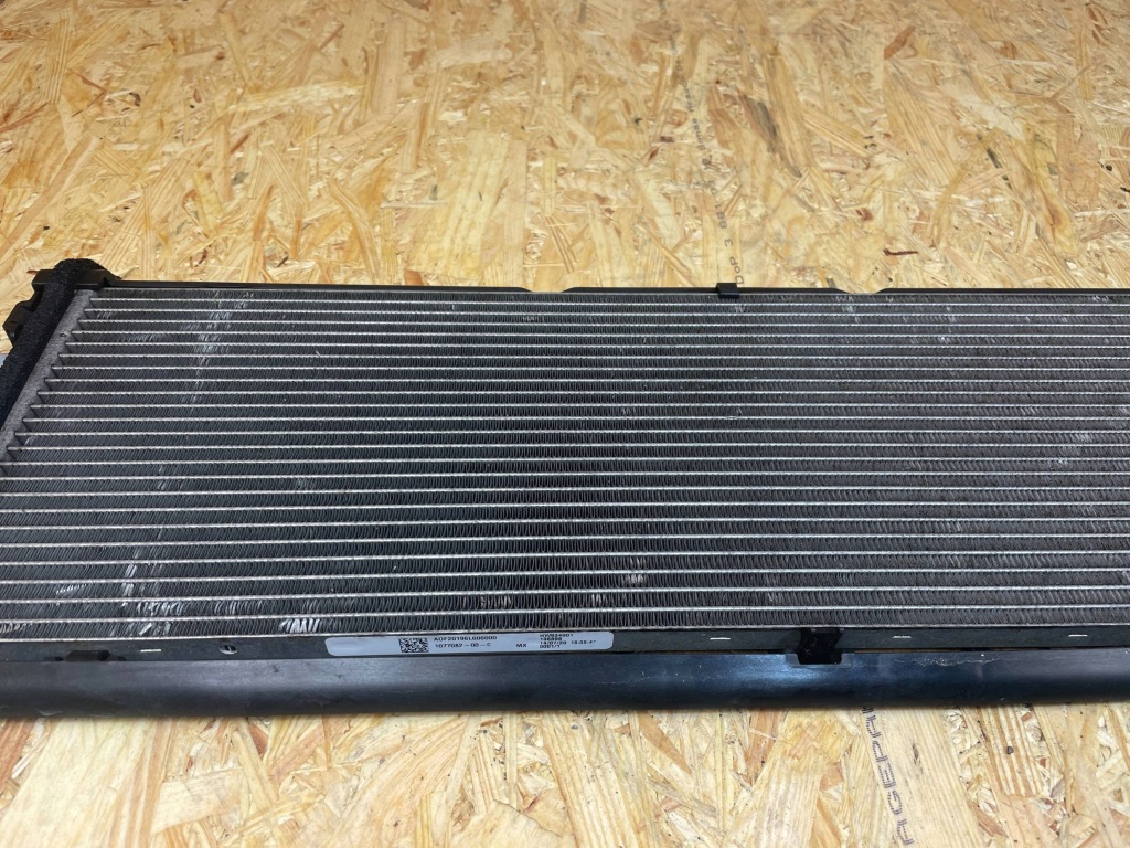 Дополнительная радиатор воды tesla model 3 1077082-00-c 2017- с Разборки