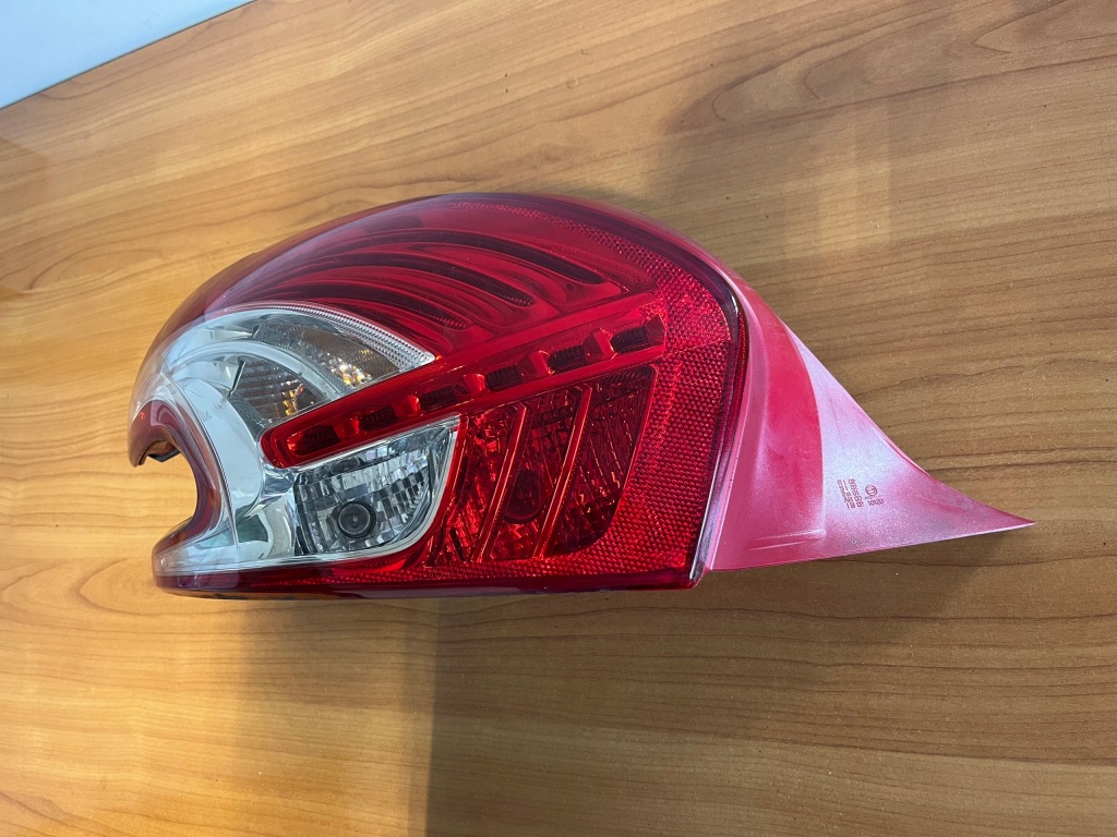 фото №4, Peugeot 208 hb левая лампа задняя led