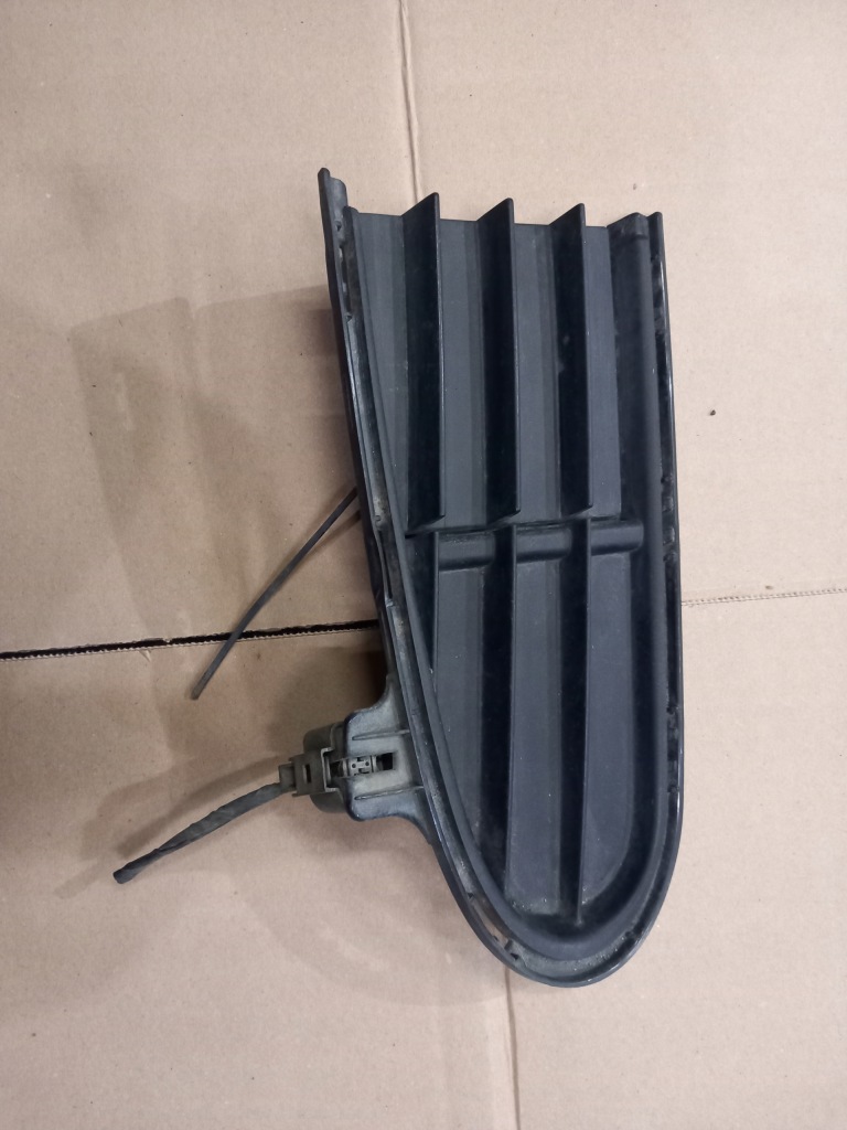 Решітка бампера права vw seat skoda 7m0853684b Зі Шроту