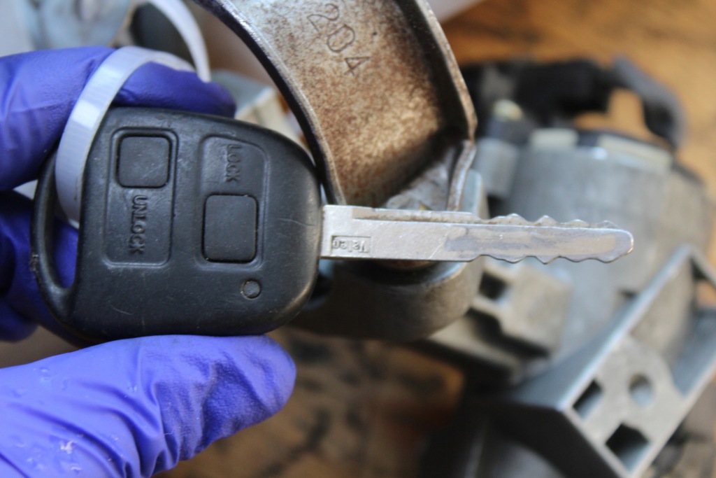 Бортовой компьютер двигателя замок зажигания ключ corolla e12 1.6 3zz 89661-13250 с Разборки