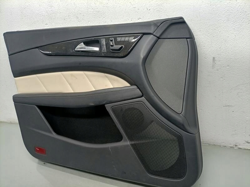Обивка дверь левый перед mercedes w218 Цена