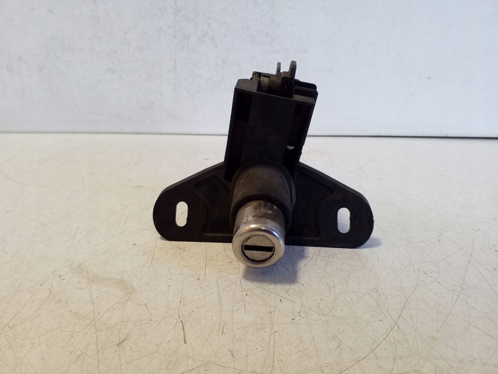 Купити Opel zafira a замок кришки багажника