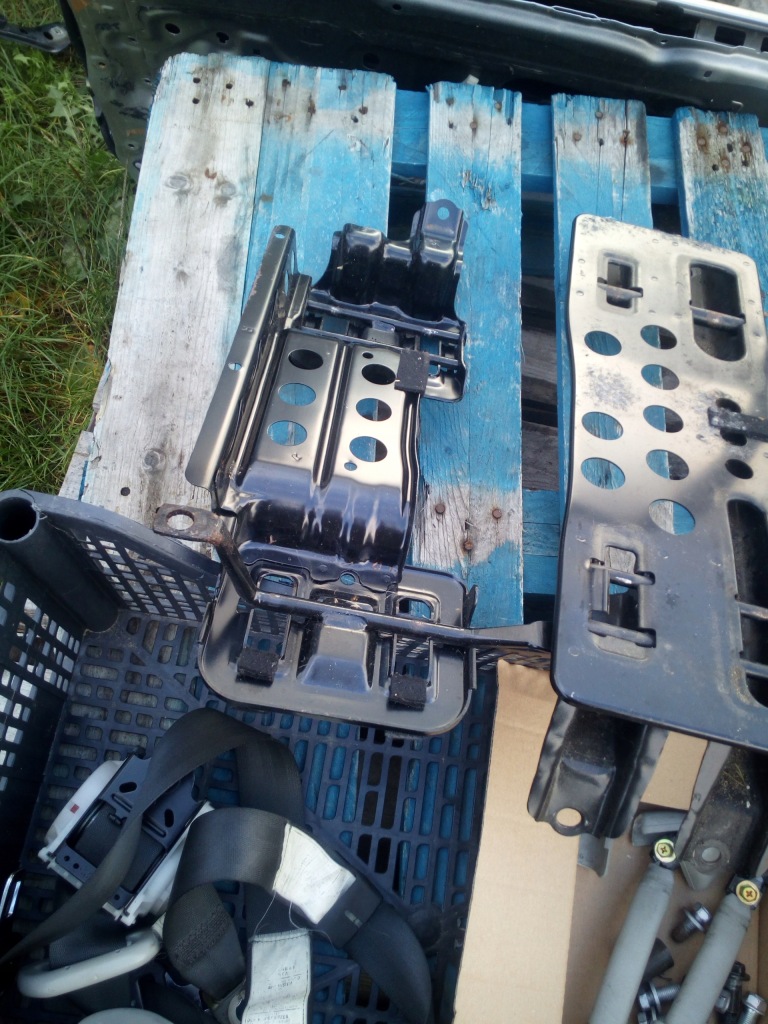 фото №7, Toyota avensis verso 01- крепления сидений 2 ряд ремни болты комплект