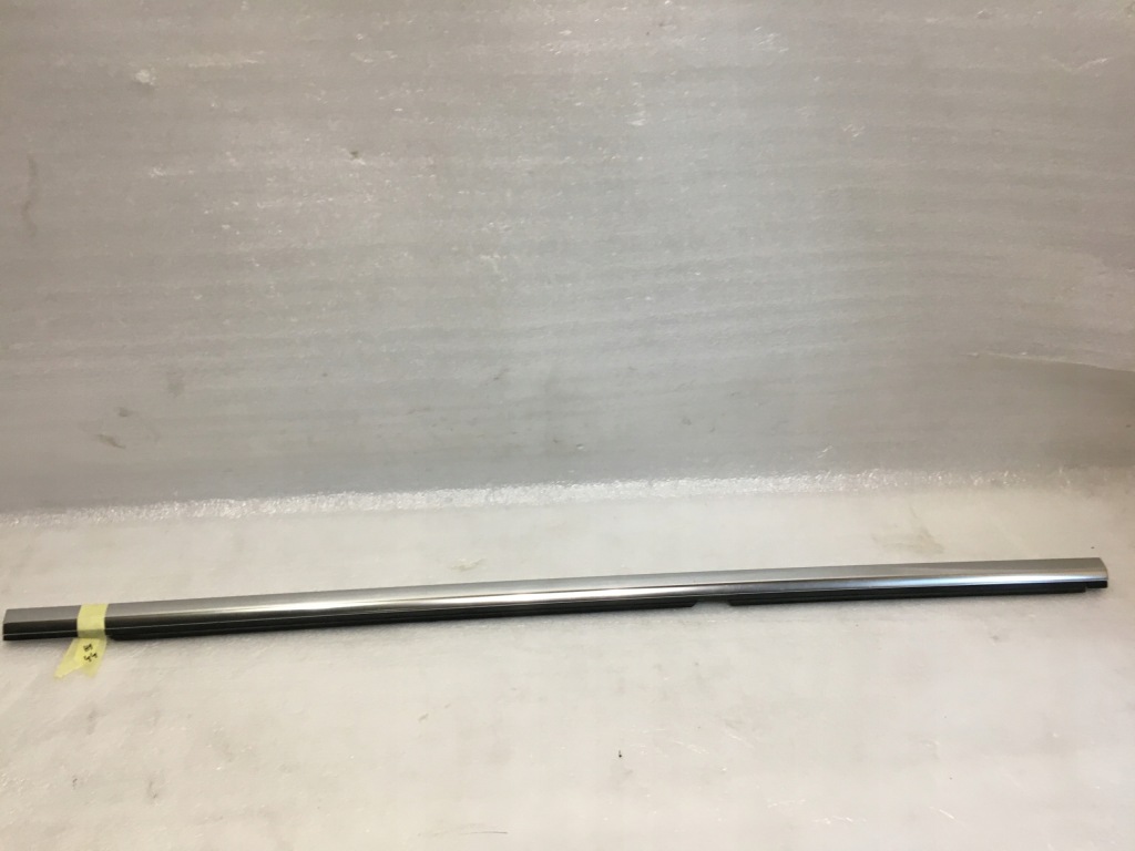 Купить Mercedes w213 накладка  уплотнитель правая a2137300424