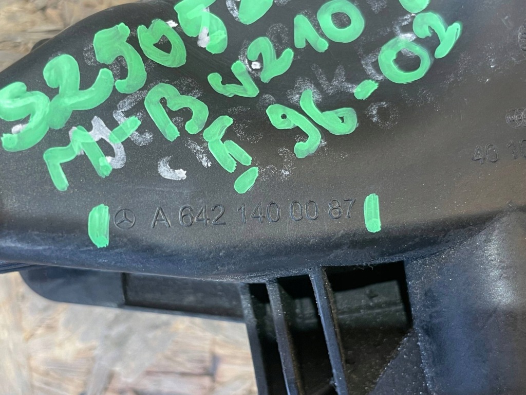 фото №10, Mercedes e klasa w210 95-02 резонатор воздухозаборник воздуха вентиляция картера