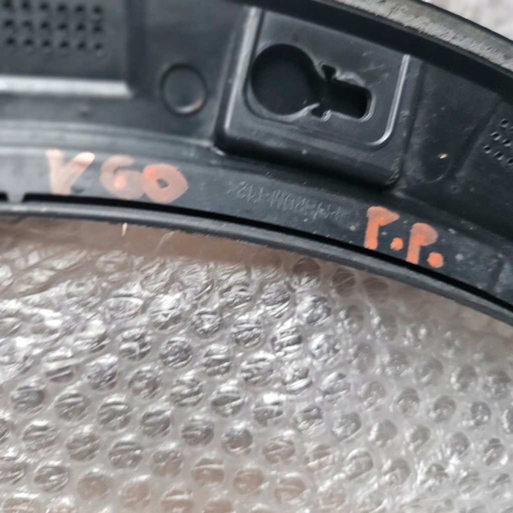 Volvo s60 v60 cross country молдинг крила права передня перед 31448946 Оригінал