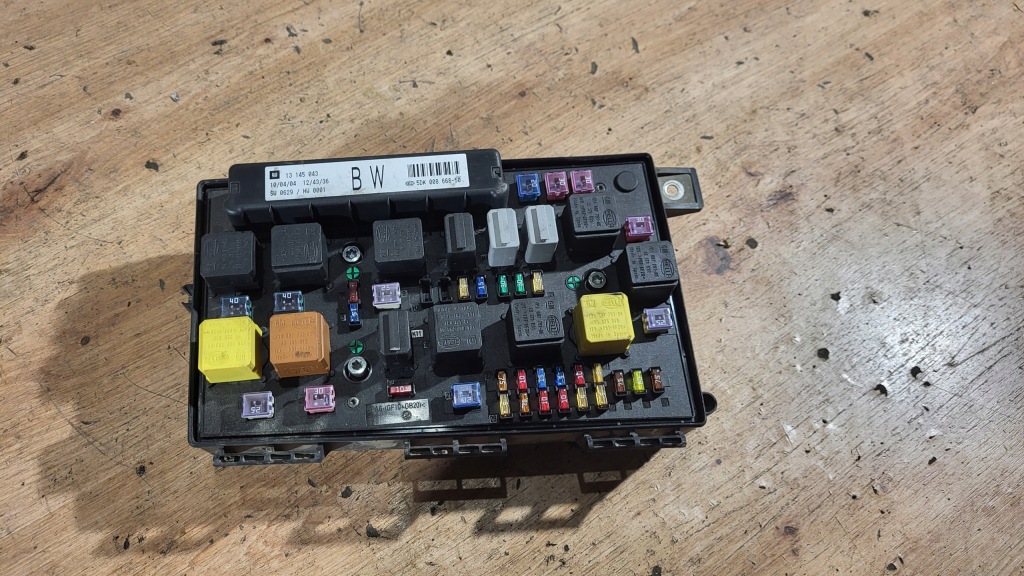 Купити Коробка запобіжників opel astra h 1,7 cdti 13145043
