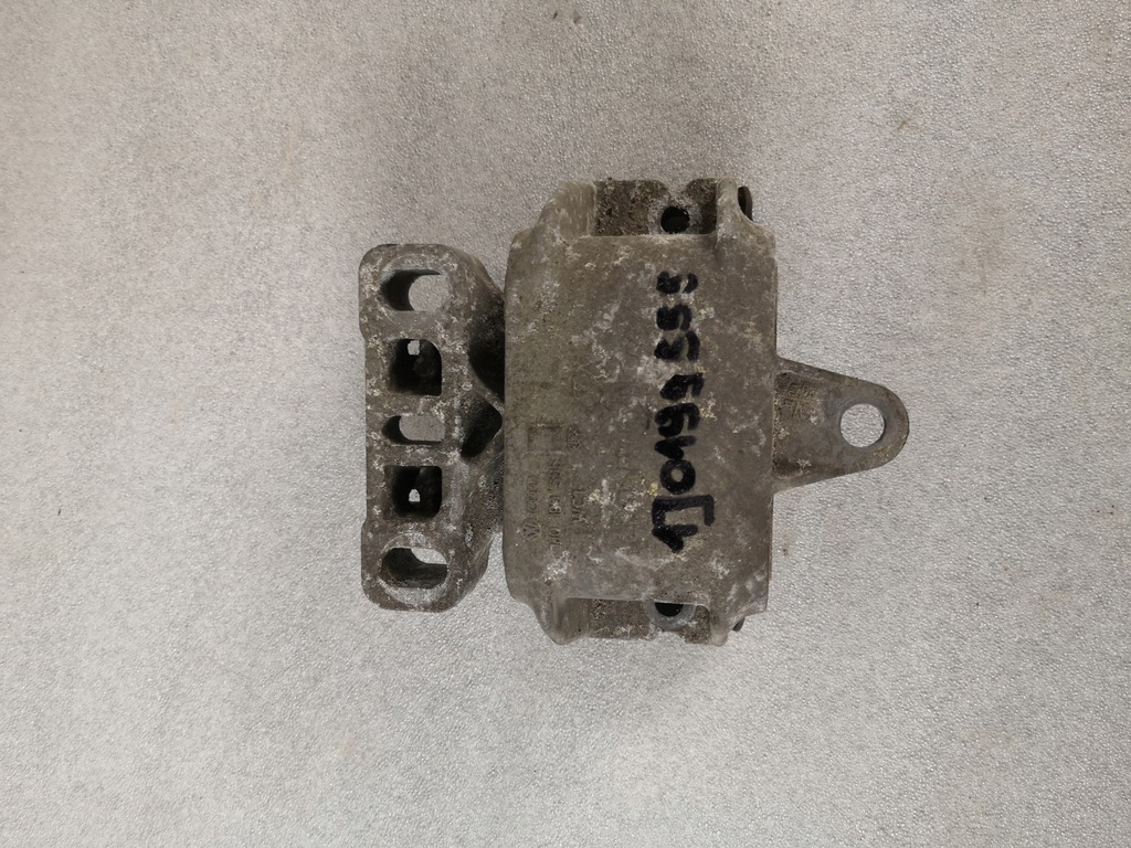 фото №1, Кронштейн подушка двигуна 1j0199555 vw golf iv