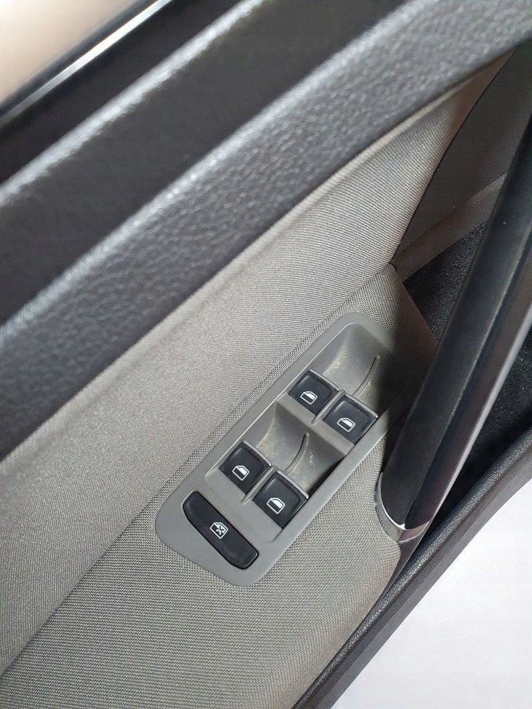 Volkswagen golf vii 2015 комплект обшивка дверей 5g4867011bn quarzit сірі Доставка