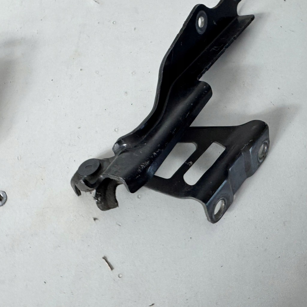 Петли капота левое  правый  комплект mazda 6 gh оригинальный номер оригинал ghp9 Киев