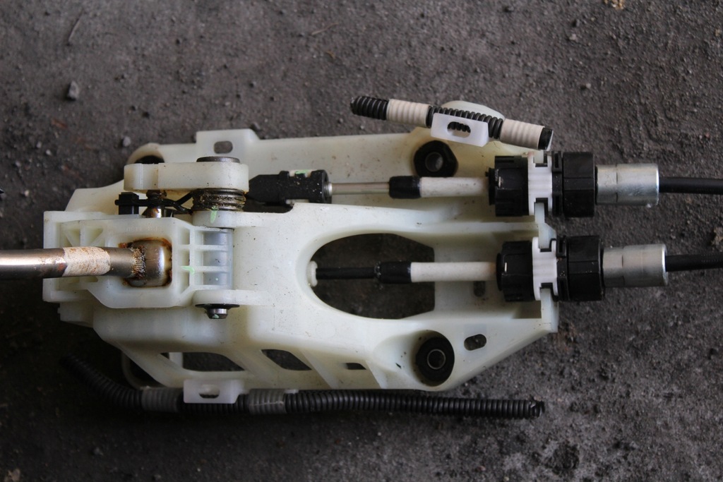 фото №14, Троси перемикання передач 5 передач corolla e15 1.4 d4d 1nd