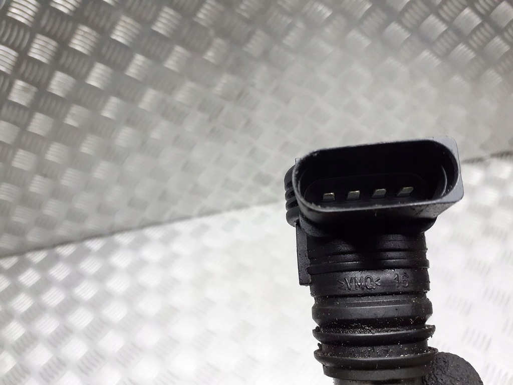 фото №3, Катушка зажигания audi a4 b7 2.0 06a905115d