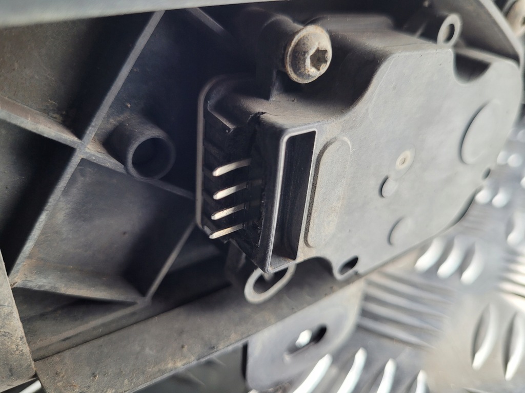 фото №11, Renault clio iv жалюзи шторка воздуховод воздуха оригинал fv