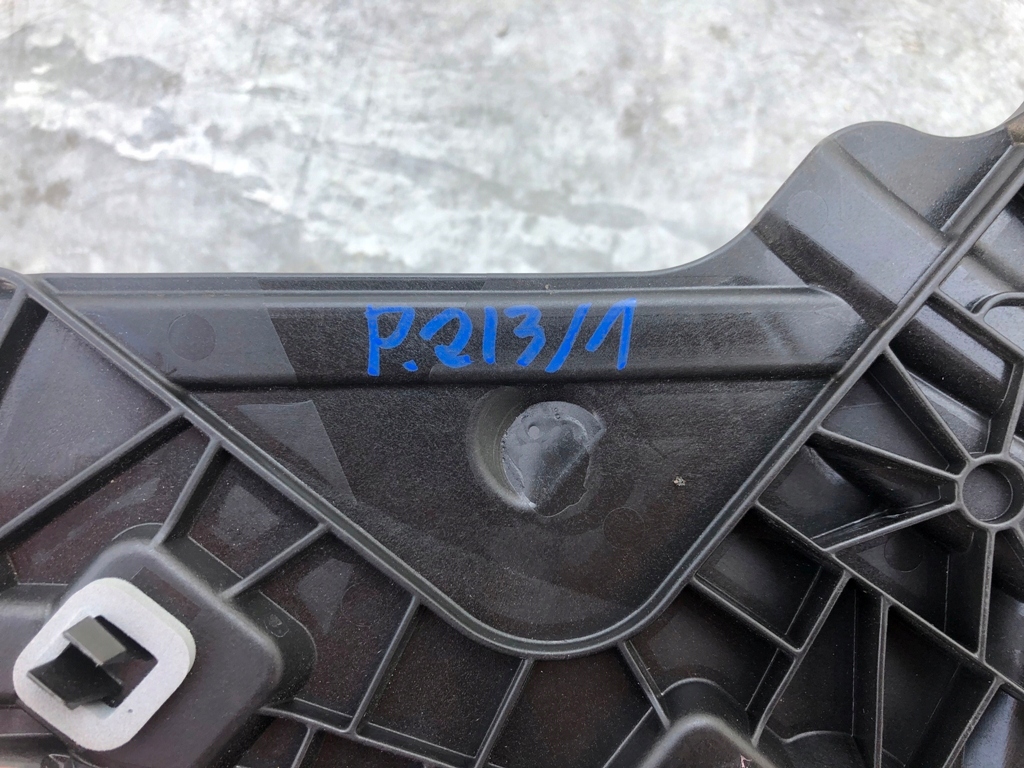 Направляющая кронштейн бампера правый задняя audi e-tron 55 4ke Оригинал