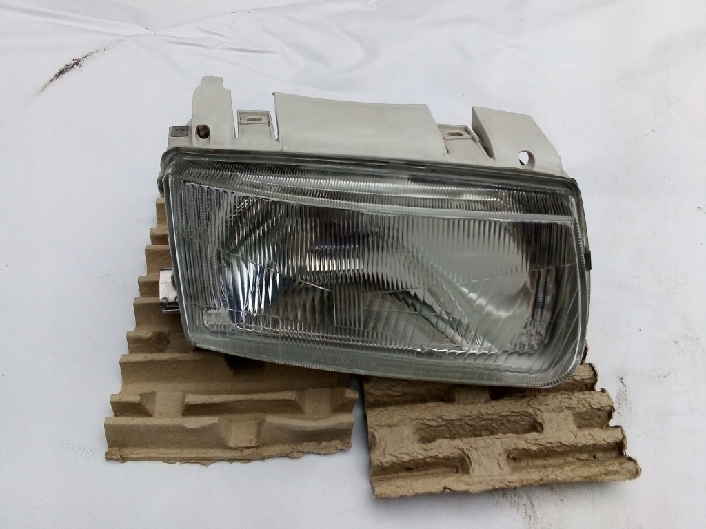 фото №2, Peugeot partner 2008 - лампа передня права nowa