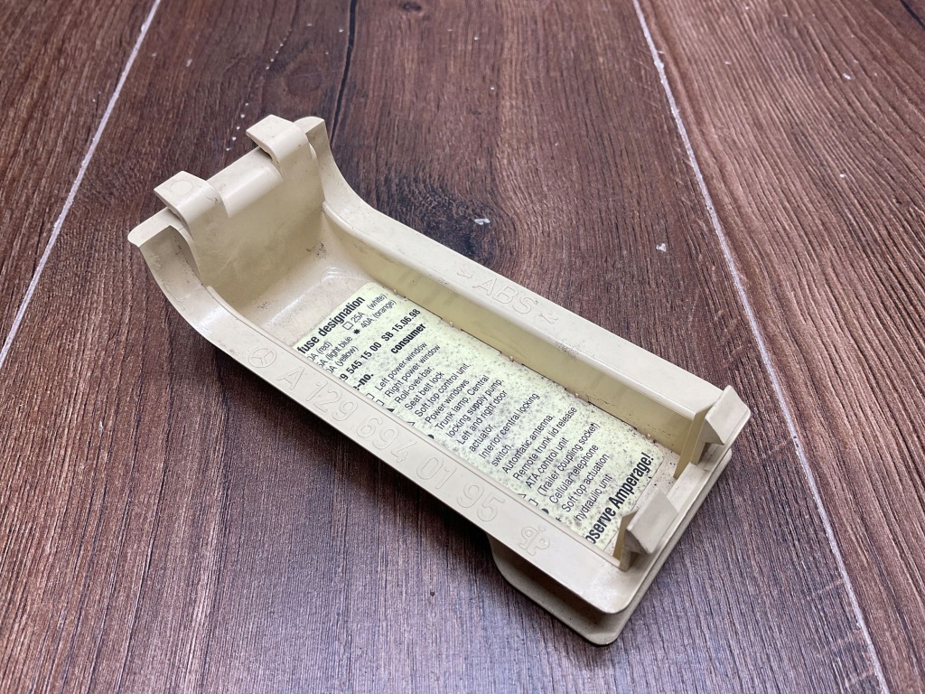 Заглушка запобіжників багажника mercedes sl500 r129 a1296940195 в Україні