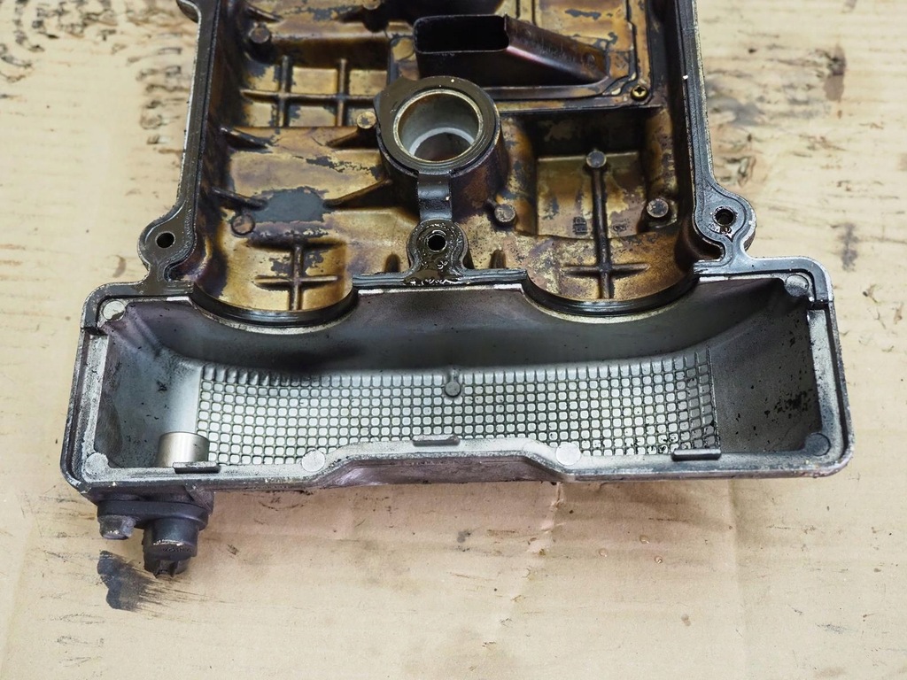 фото №12, Крышка клапанов mazda premacy 2.0b 131km 00-05 fs