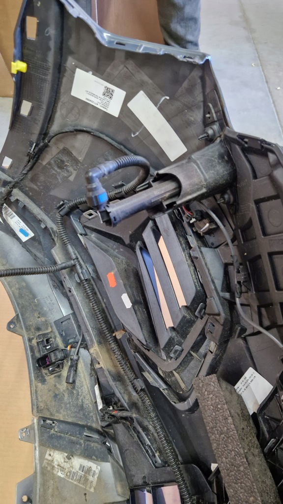 Бампер audi q3 рестайлинг  83a w цвет lx7m pdcx4 bez покраска ideał Цена