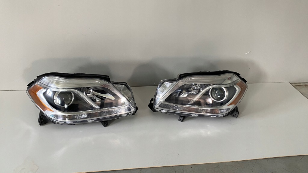 Купити Лампа права ліва перед mercedes gl w166 h7 usa 1668208959 , 1668208859