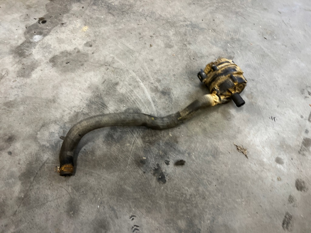 Купить Дополнительная насос помпа пабтрубок  труба шланг воды dacia dokker 1.5 blue dci