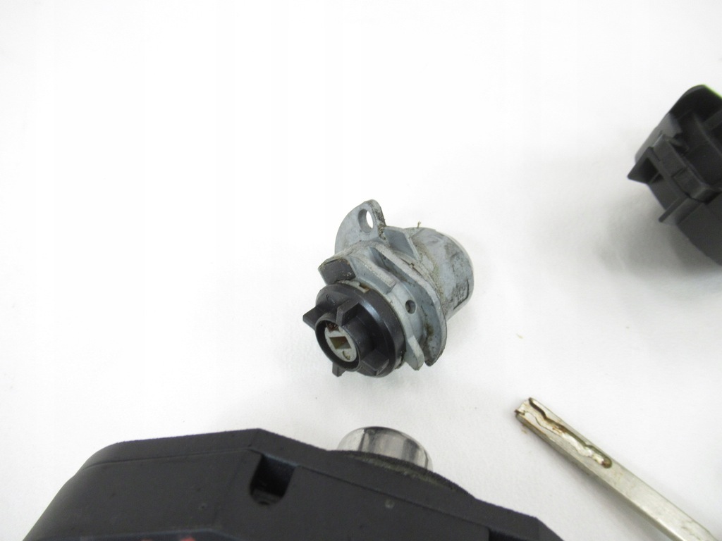 фото №8, Вкладка замка крышки багажника bmw f01 f02 f04