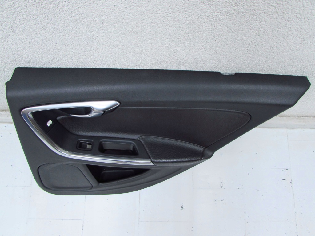 Купить Volvo v60 10-17 обивка обшивка дверь правая  задний кожа 8686855