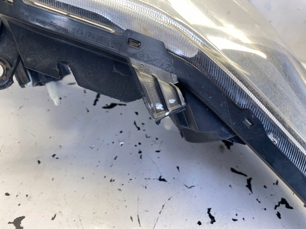 фото №10, Toyota auris i лампа правый перед 81110-02470